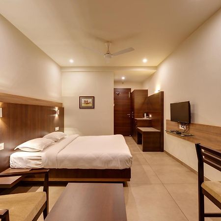 Hotel Classic Mid Town, Колхапур Екстериор снимка