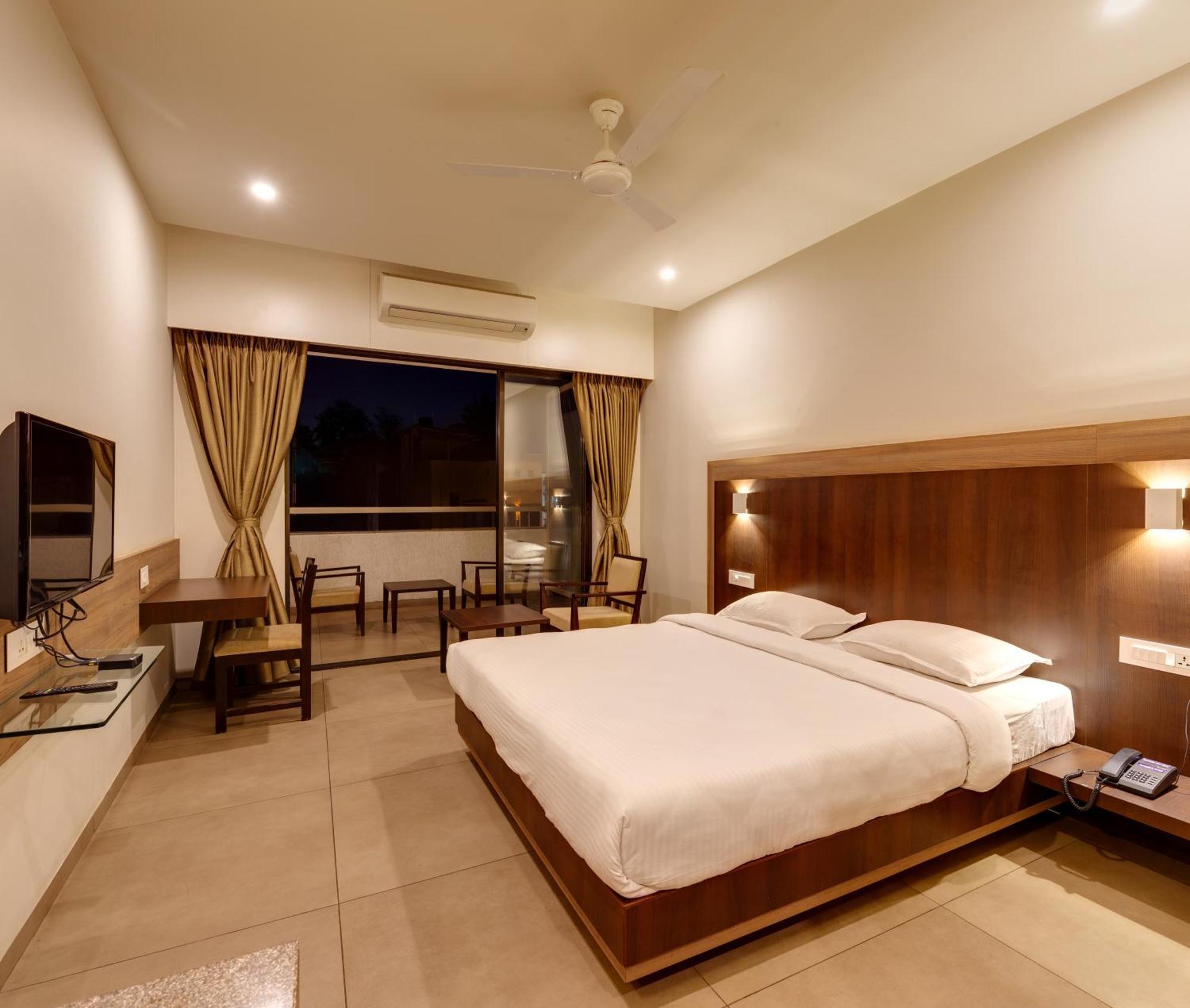 Hotel Classic Mid Town, Колхапур Екстериор снимка