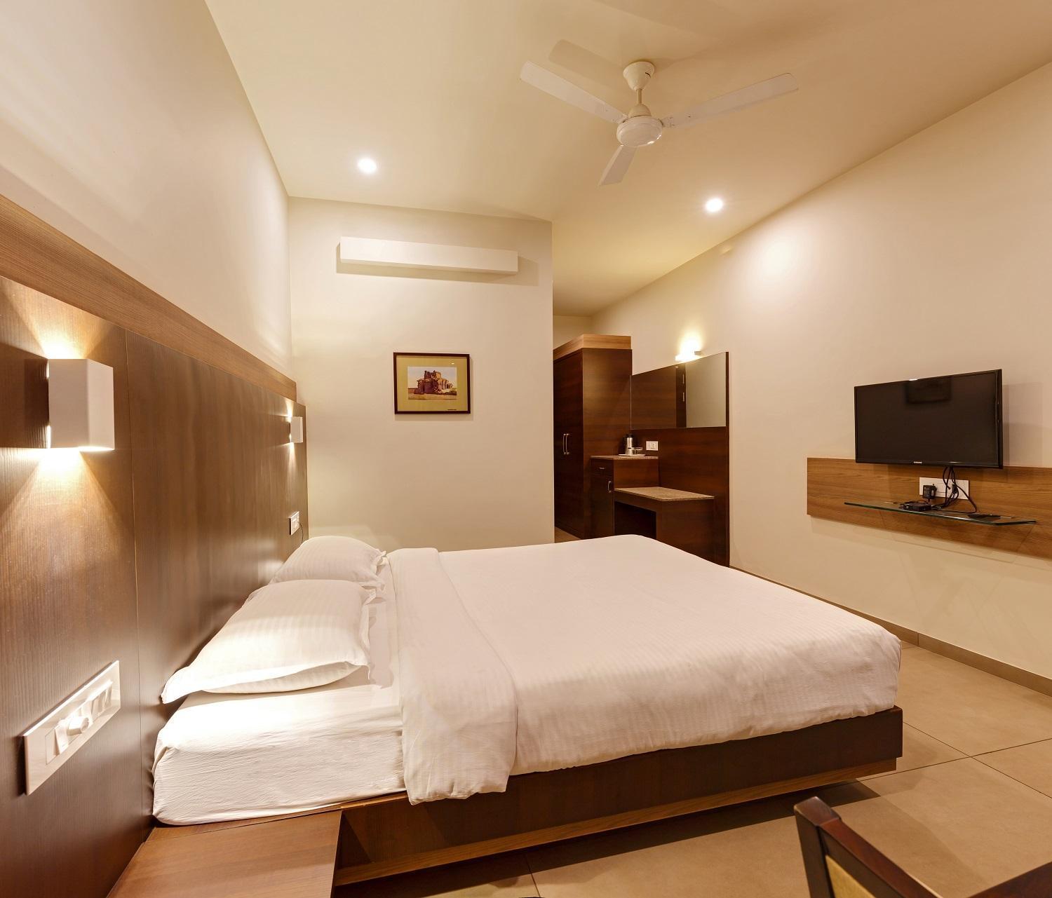 Hotel Classic Mid Town, Колхапур Екстериор снимка
