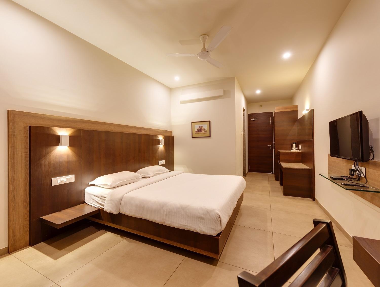 Hotel Classic Mid Town, Колхапур Екстериор снимка