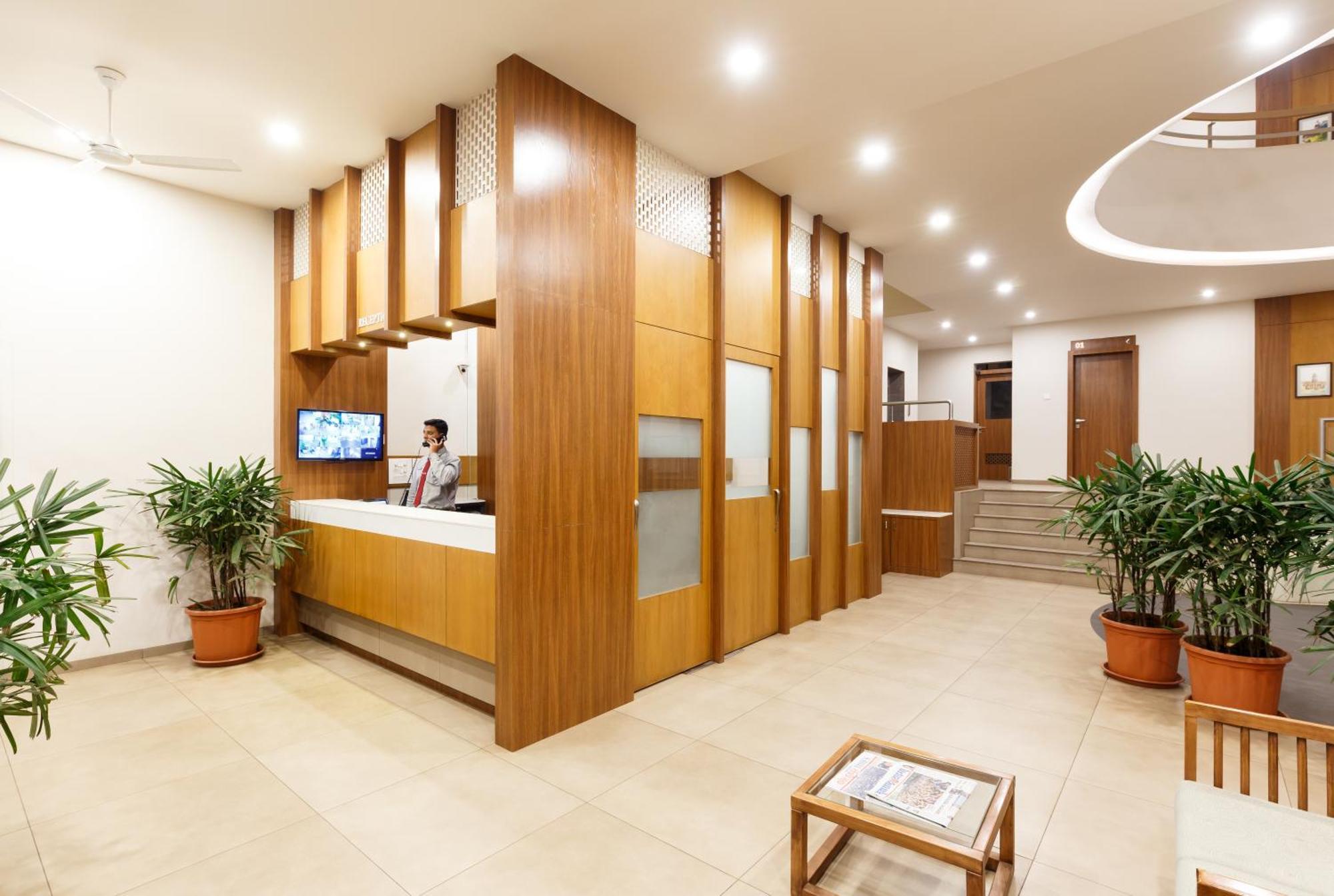 Hotel Classic Mid Town, Колхапур Екстериор снимка