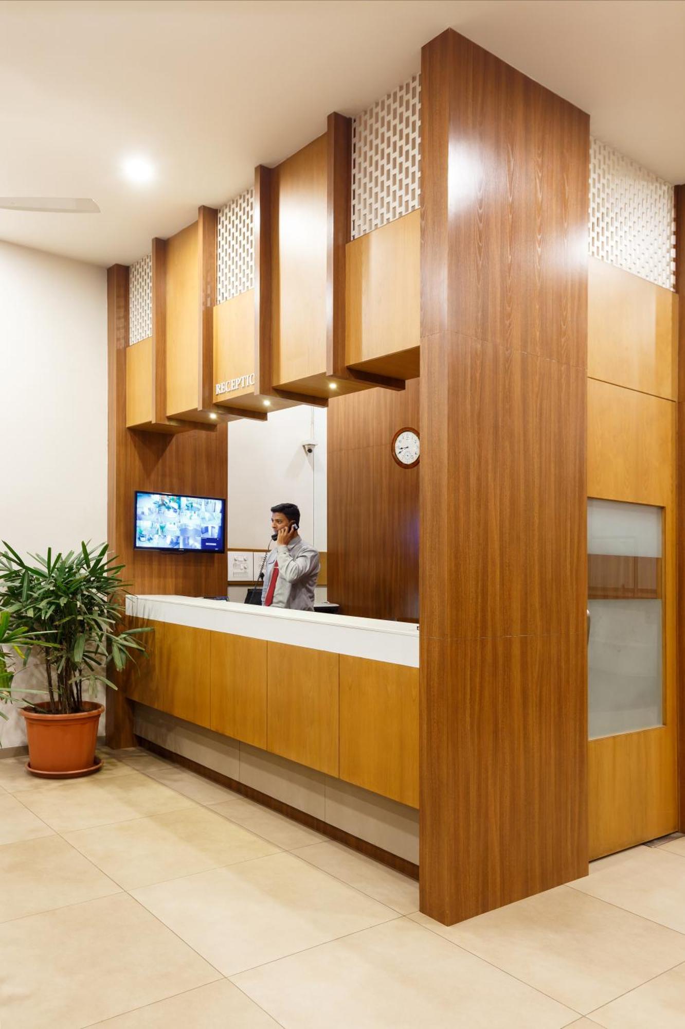 Hotel Classic Mid Town, Колхапур Екстериор снимка