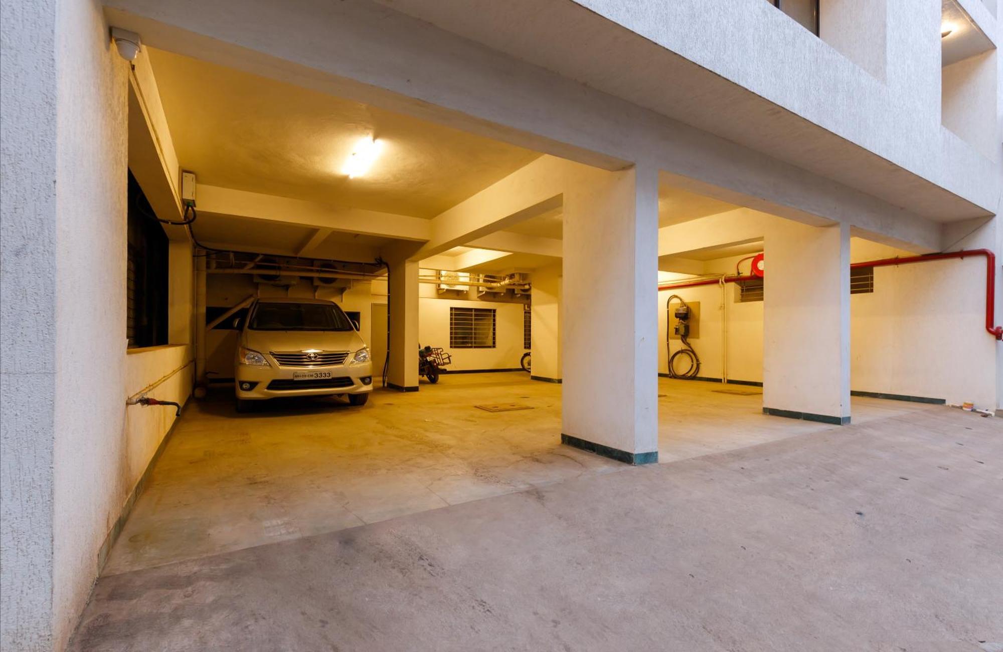 Hotel Classic Mid Town, Колхапур Екстериор снимка