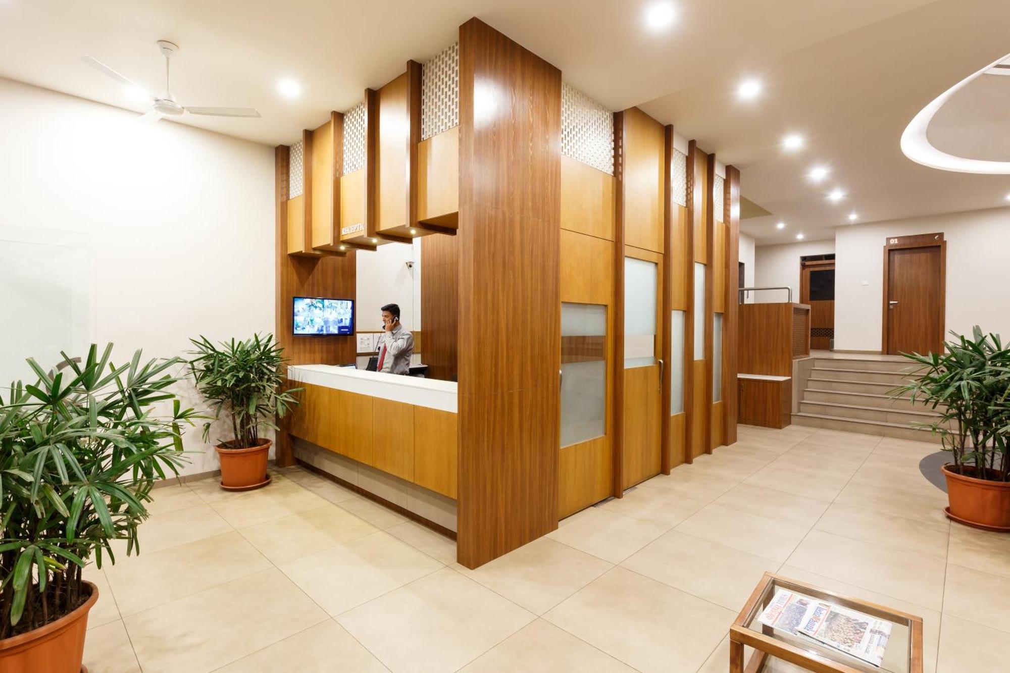 Hotel Classic Mid Town, Колхапур Екстериор снимка
