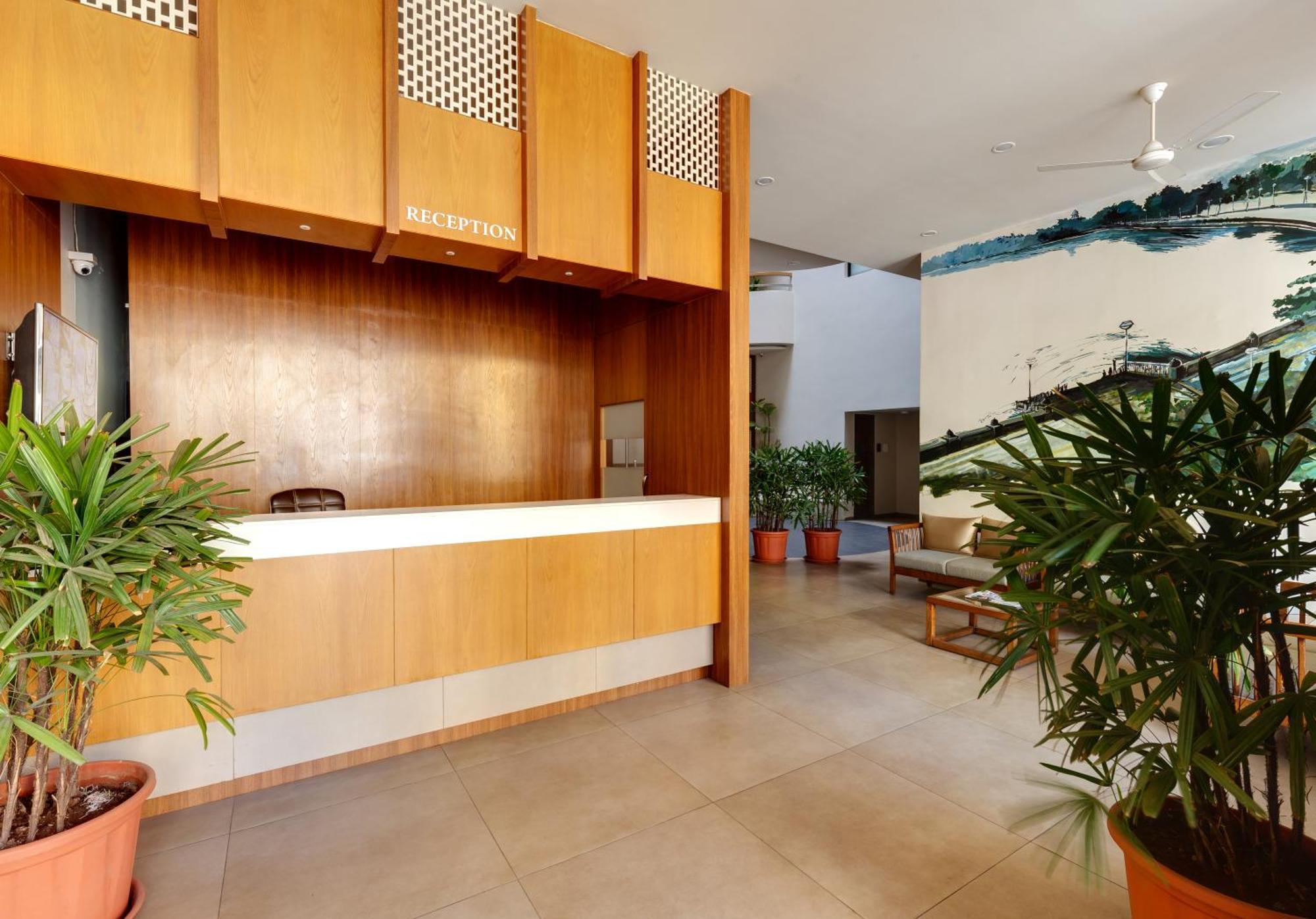 Hotel Classic Mid Town, Колхапур Екстериор снимка