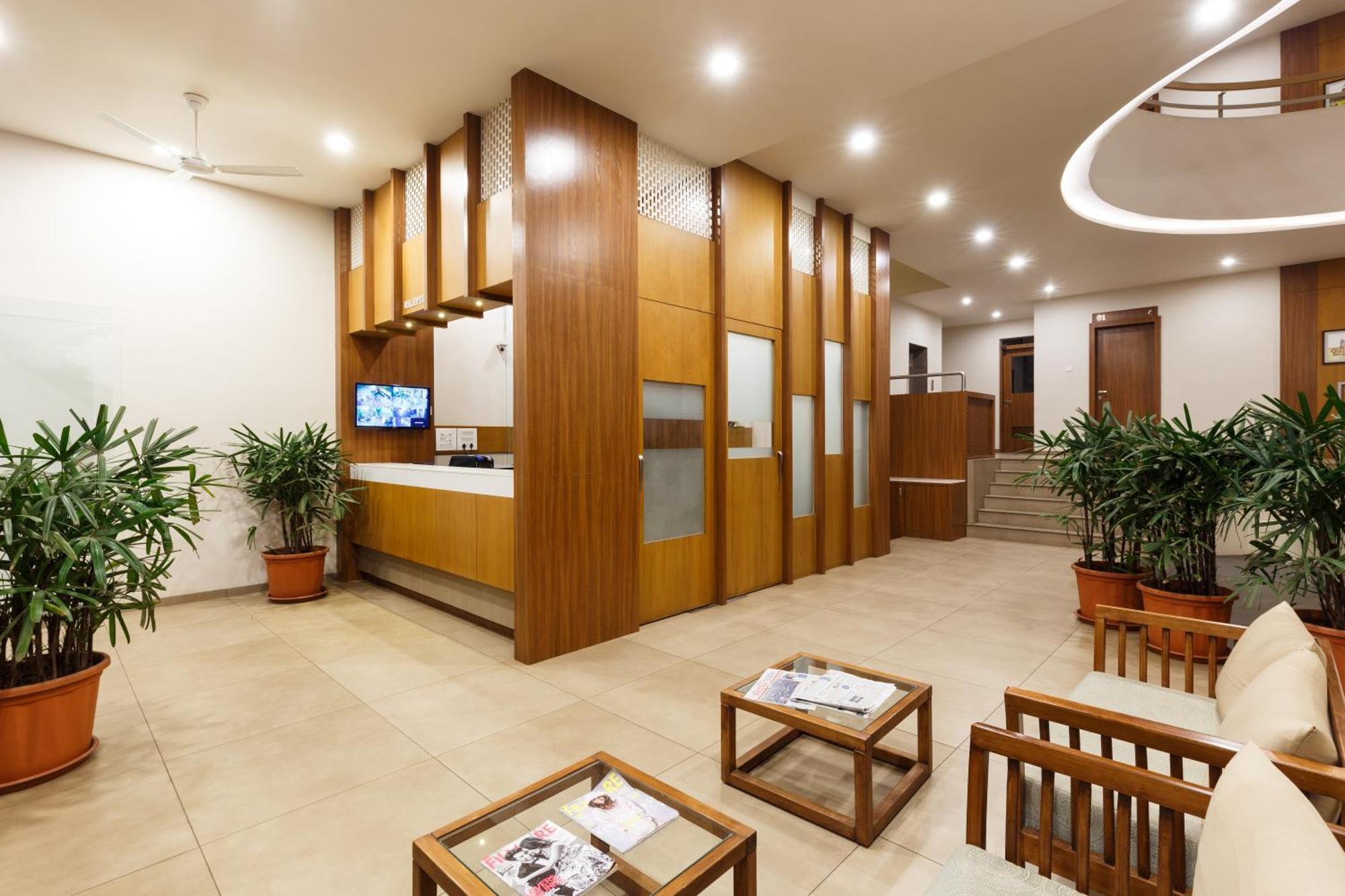 Hotel Classic Mid Town, Колхапур Екстериор снимка
