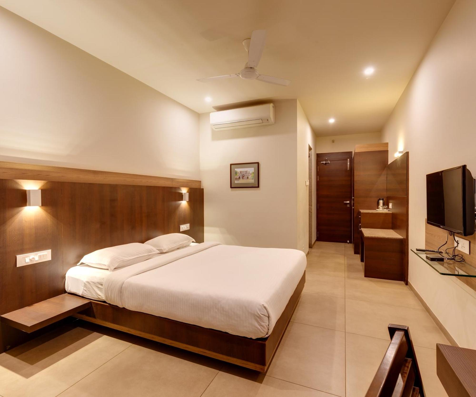 Hotel Classic Mid Town, Колхапур Екстериор снимка