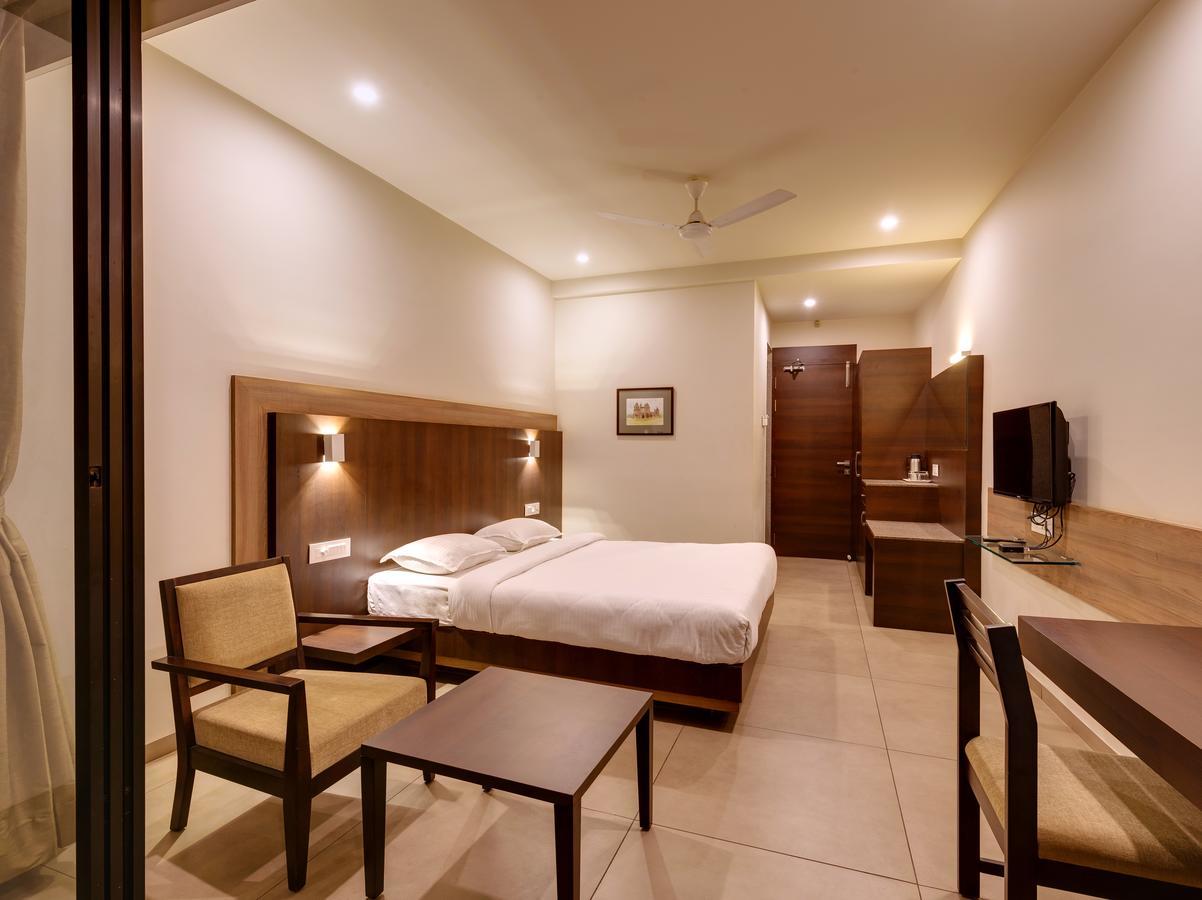 Hotel Classic Mid Town, Колхапур Екстериор снимка