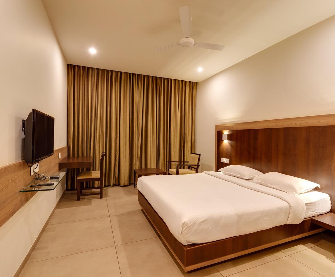 Hotel Classic Mid Town, Колхапур Екстериор снимка