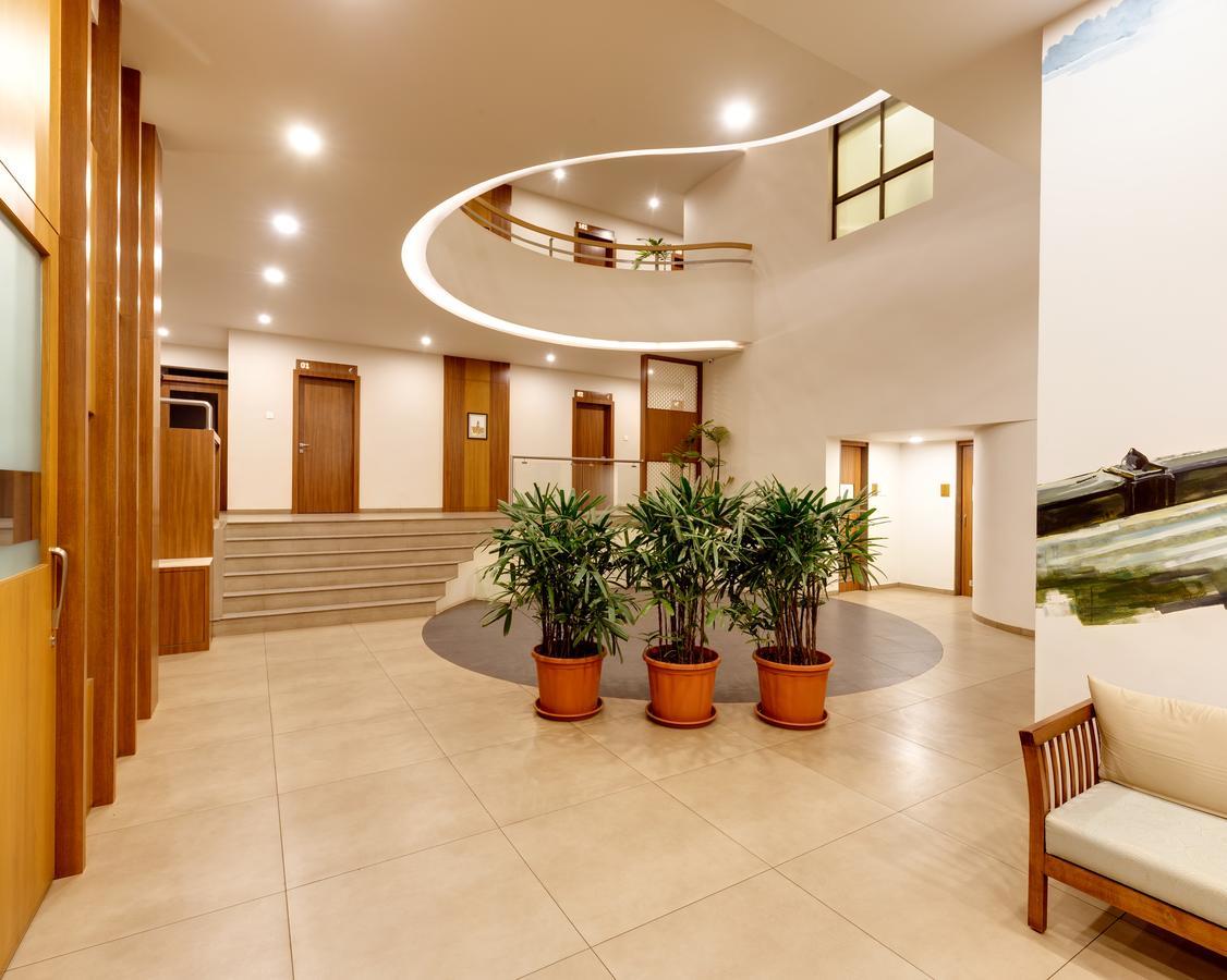 Hotel Classic Mid Town, Колхапур Екстериор снимка