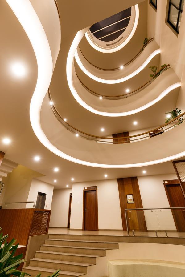 Hotel Classic Mid Town, Колхапур Екстериор снимка
