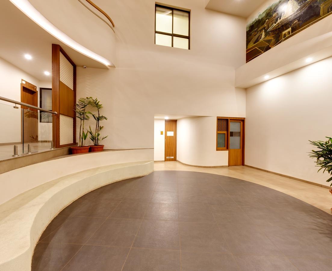 Hotel Classic Mid Town, Колхапур Екстериор снимка